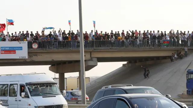 Bakı, əsgərlər salamlayırlar