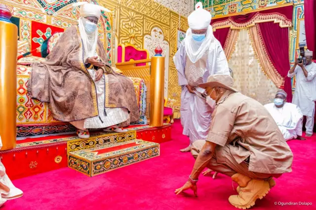 Yadda ministan ma'aikatar cikin gida ta Najeriya Rauf Aregbesola ya kai wa Mai martaba sarkin Kano Aminu Ado Bayero ziyara.