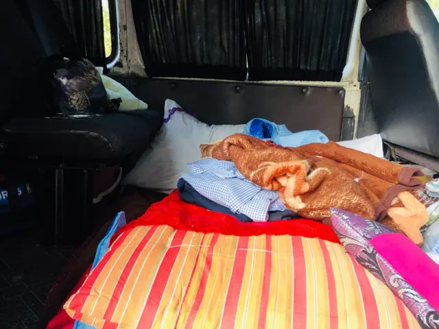 Kənddən çıxdığı üçün avtomobildə yatmalı olan sakinlər