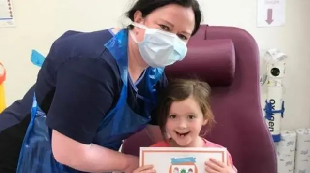 एक महिला के साथ बच्ची