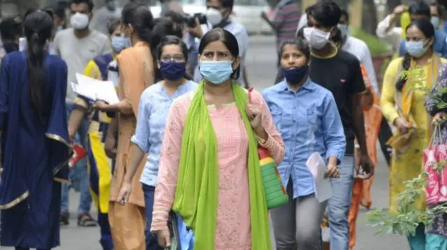 सड़क पर चलते लोग