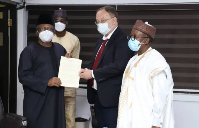 Mịnsịta ahụike bụ Osagie Ehanire na onye nnochiteany mba Rọshịa na Naijiria bụ Alexey L. Shebarshin