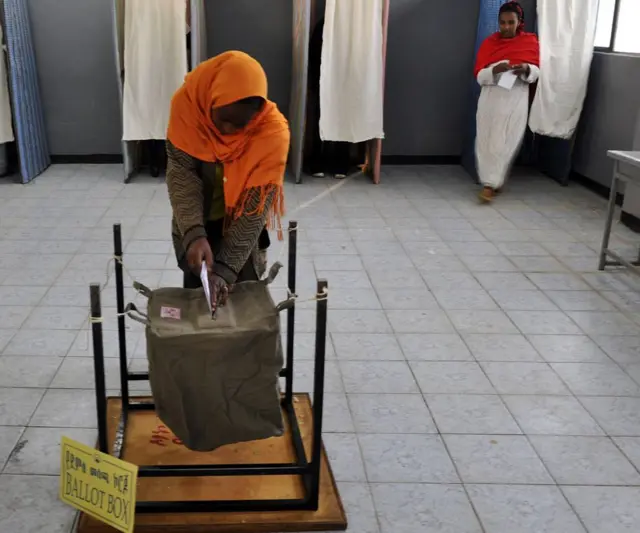 ኣብ መረጻ ድምጻ ትህብ ዘላ ጓል ኣንስተይቲ