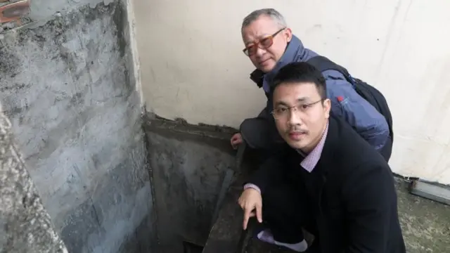 Hai luật sư Đặng Đình Mạnh và Ngô Anh Tuấn đi xem xét hiện trường - miệng hố ở nhà ông Lê Đình Kình - 1 tháng sau khi diễn ra đụng độ của dân làng Hoành, Đồng Tâm, với cảnh sát rạng sáng 9/1/2020.