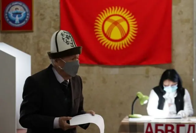 Беткап кийген аксакал