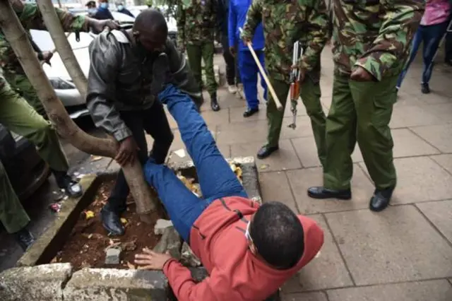 Booliska Kenya ayaa xiray dadkan u ololeeyo arrimaha xuquuqul insaanka xilli ay ku sugnaayeen afaafka hore ee safaaradda Uganda ee Kenya
