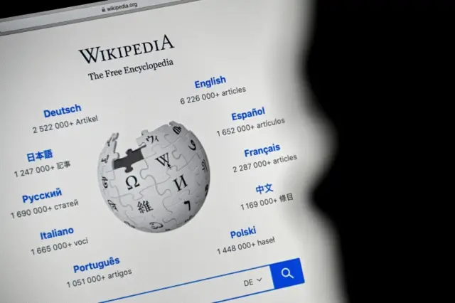 تحدّيان كبيران يواجان "ويكيبيديا": الاستمرار في تشجيع المستخدمين على المساهمة في الموسوعة، وجعل محتواها أكثر اعتدالاً