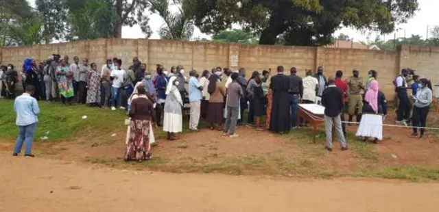 Vituo  vya kupigia kura vilifunguliwa saa moja asubuhi kwa saa za Afrika Mashariki