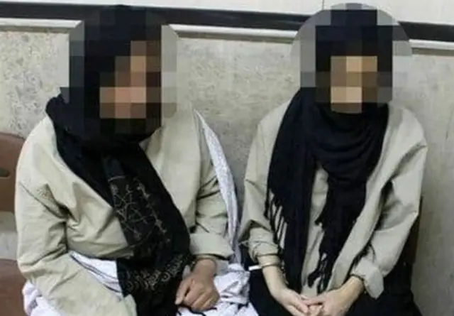 دو زن بازداشت شده با دستبند به دست