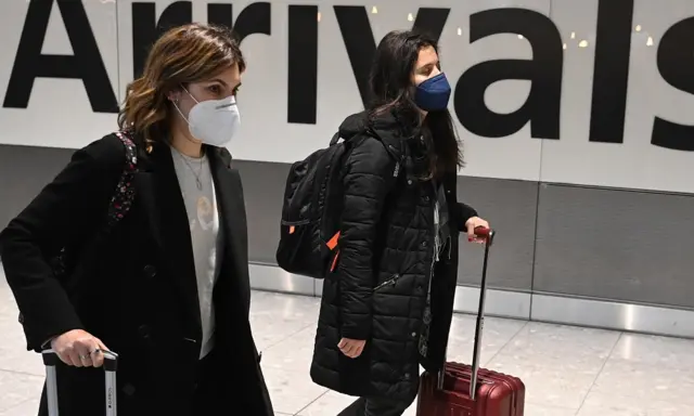 अमेरिका पहुंच रहे यात्री