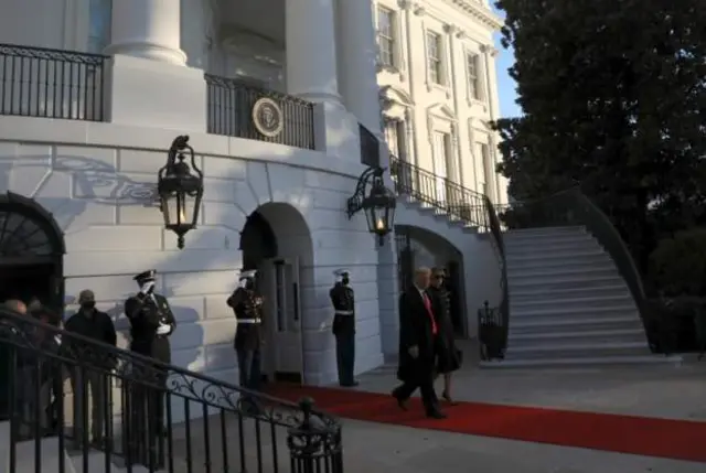Hình ảnh vợ chồng ông Trump bước ra khỏi cánh cửa Nhà Trắng lần cuối cùng trong nhiệm kỳ tổng thống của ông.