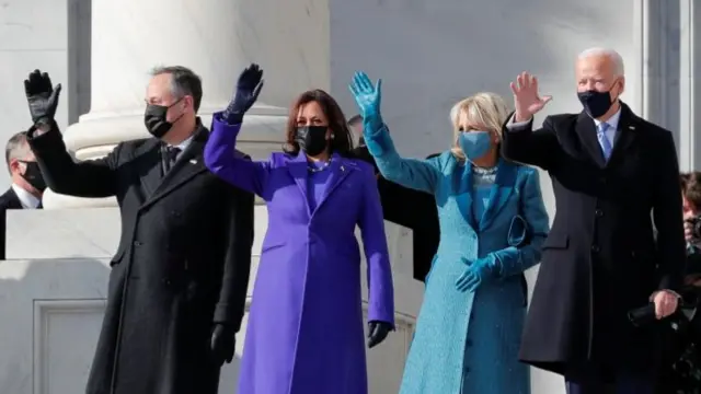 美国当选总统副总统拜登夫妇和哈里斯夫妇抵达国会大厦