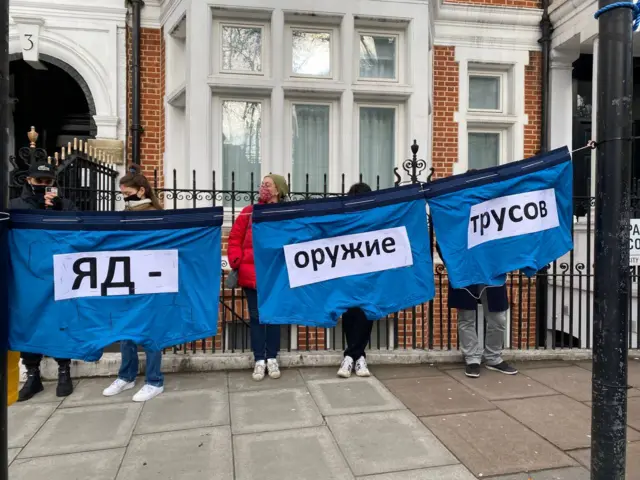Протестующие развесили синие трусы напротив посольства