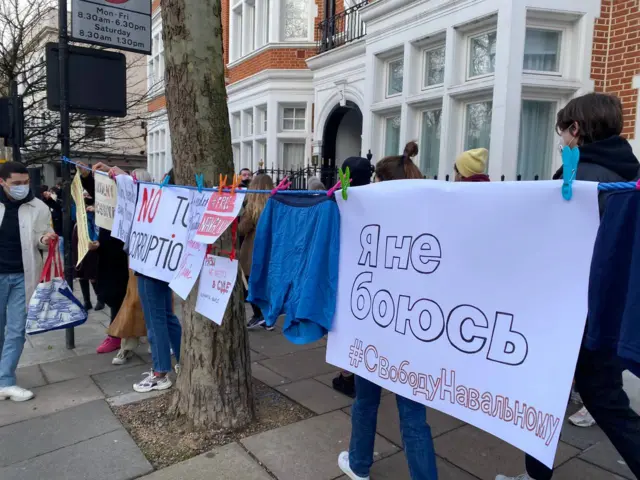Протестующие развесили синие трусы напротив посольства