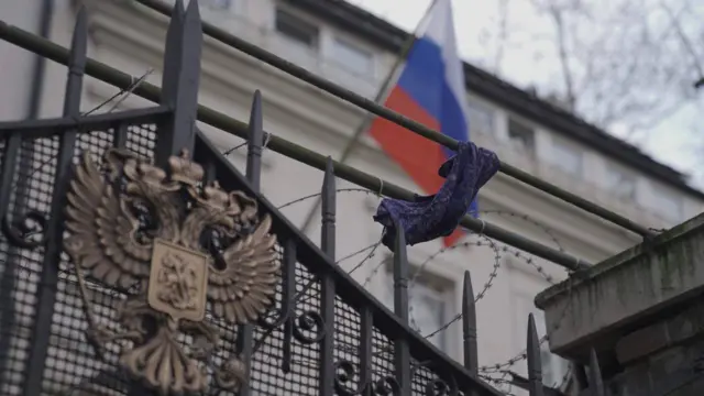 Кто-то закинул синие трусы на забор российского посольства