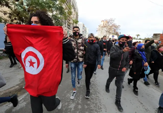 احتجاجات تونس: تأجج الاضطرابات من جديد بالإعلان عن وفاة متظاهر شاب