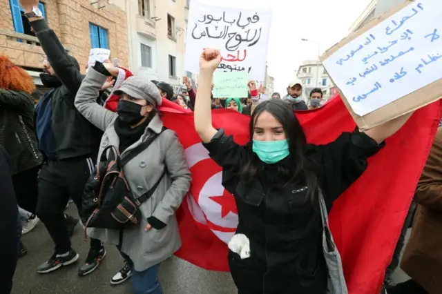 احتجاجات تونس: تأجج الاضطرابات من جديد بالإعلان عن وفاة متظاهر شاب