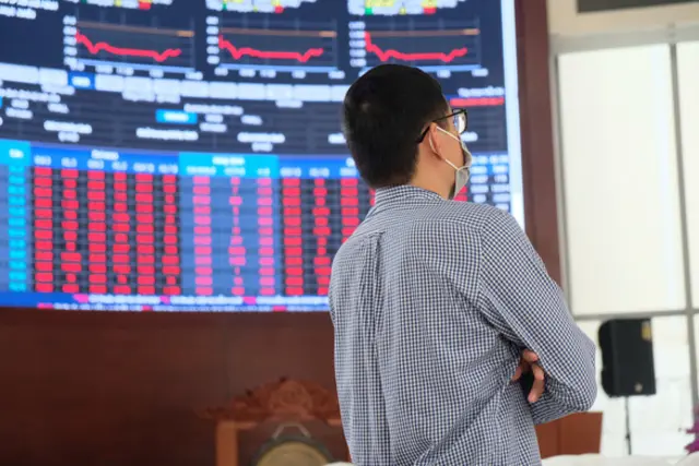 Động thái bán tháo diễn ra trùng hợp với việc nhà chức trách y tế thông báo ít nhất 82 ca dương tính Covid-19 mới trong cộng đồng và hàng trăm ca nghi nhiễm.