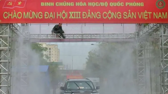 Quang cảnh phun thuốc khử trùng tại Trung tâm Hội nghị Quốc gia nơi tổ chức Đại hội 13, ảnh chụp ngày 27/01