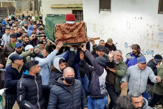 نعش أحد المتظاهرين، الذي قُتل في اشتباكات بين قوات الأمن ومتظاهرين.