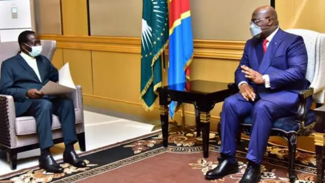 Waziri mkuu (kushoto) alikwenda katika ofisi ya Rais kuwasilisha barua ya kujiuzulu kwake kwa Bw Tshisekedi (Kulia)