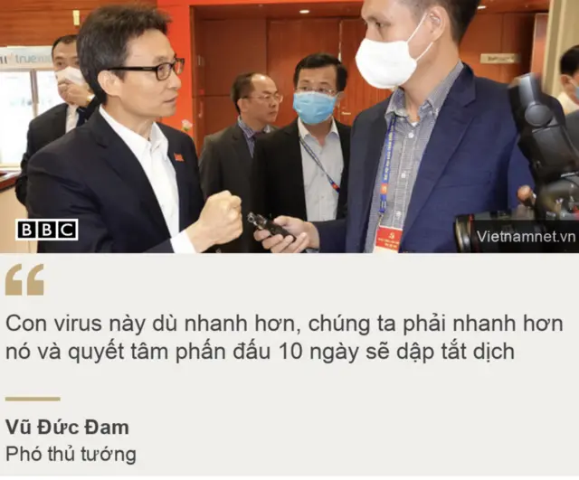 Phó thủ tướng Vũ Đức Đam nói với các phóng viên bên lề Đại hội 13