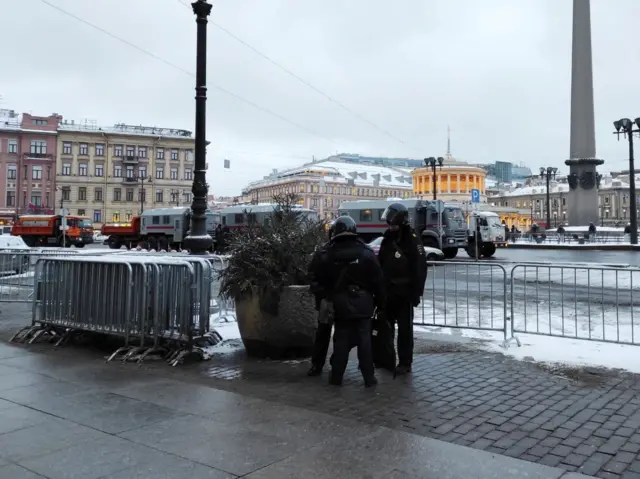 Омоновцы у станции метро "Площадь восстания"
