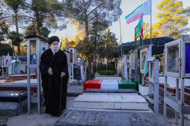 آقای خامنه‌ای از محل دفن کشته‌شدگان جنگ و از جمله مقام‌های کشته شده در حادثه هفتم تیر ۱۳۶۰ (بهشتی، رجایی و باهنر) دیدار کرد