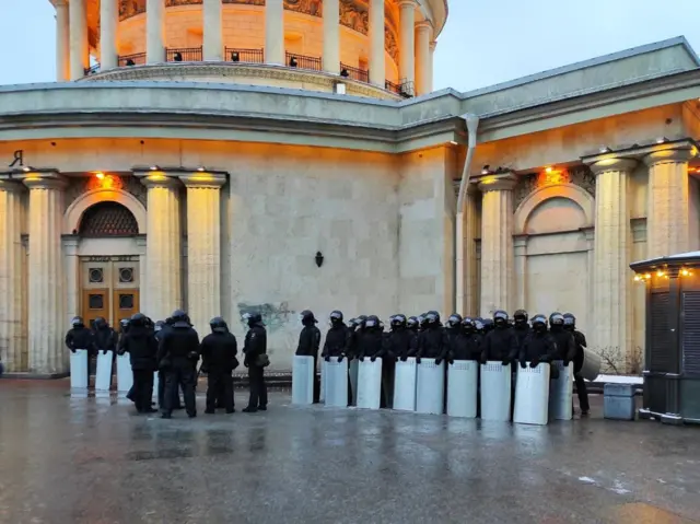 Омоновцы у станции метро "Площадь восстания"