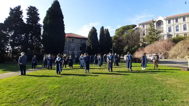 Boğaziçi Üniversitesi'nde devir teslim törenini protesto eden akademisyenler