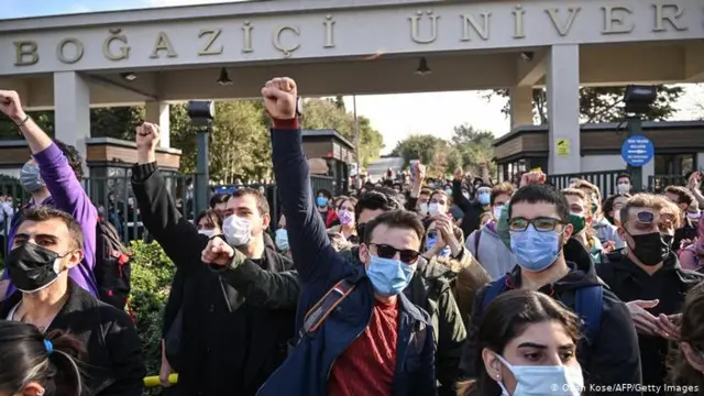 Boğaziçi Üniversitesi önünde dün düzenlenen protesto gösterisi