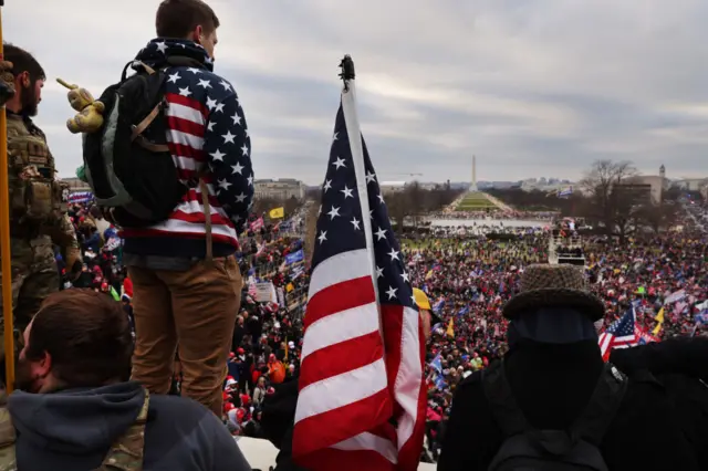 Washington DC'de en az iki adet şüpheli boru bombası etkisiz hale getirildi