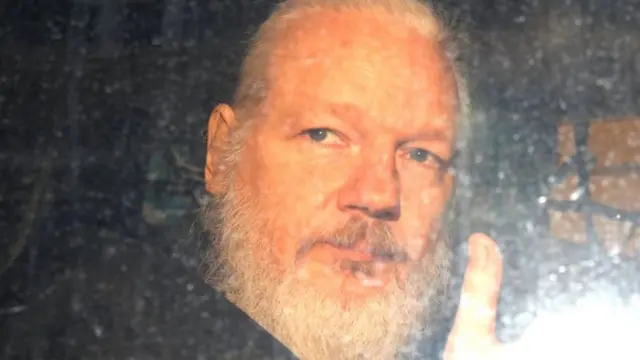 जूलियन असांज