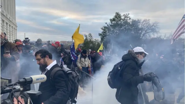 বিক্ষোভকারীরা ক্যাপিটলে ঢুকে পড়লে তাদের ছত্রভঙ্গ করতে টিয়ার গ্যাস ব্যবহার করে পুলিশ