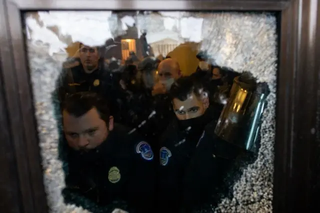 হামলার এক পর্যায়ে পুলিশও নিয়ন্ত্রণ হারিয়ে ফেলেছিল বলে মনে করেন প্রত্যক্ষদর্শীরা