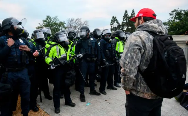 Полиция и протестующие в Вашингтоне