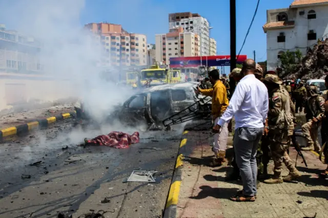 الحرب في اليمن: تفجير بسيارة مفخخة يستهدف موكب محافظ عدن ووزير في الحكومة الشرعية