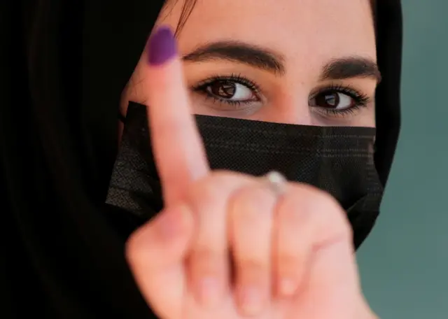 انتخابات تشريعية مبكرة في العراق في مسعى لإرضاء الشارع بعد مرور عامين على احتجاجات تشرين
