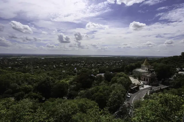 စစ်ကိုင်းမြို့ကိုအပေါ်စီးမှာမြင်ရပုံ (ပုံဟောင်းဖြစ်ပါတယ်)