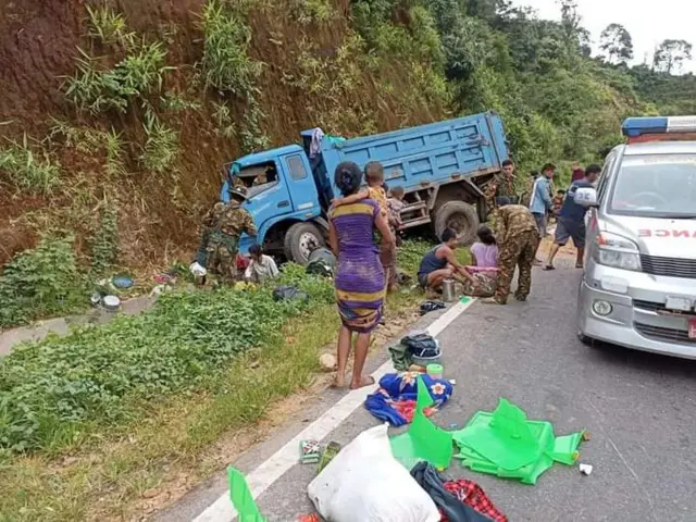 မြဝတီ- ကော့ကရိတ် အာရှလမ်းသစ်မှာ မြေသယ်ယာဉ်တိမ်းမှောက်လို့ လူ ၂၀ကျော် ထိခိုက်ဒဏ်ရာရ