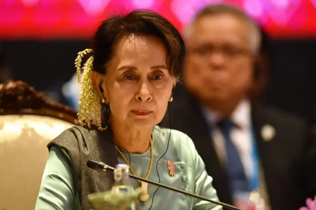 ဒေါ်အောင်ဆန်းစုကြည်ရင်ဆိုင်နေရတဲ့ဆက်သွယ်ရေးဥပဒေပုဒ်မအမှုအတွက် စွဲချက်တင်သင့်၊ မတင်သင့် ဆုံးဖြတ်ဖို့ရှိနေ