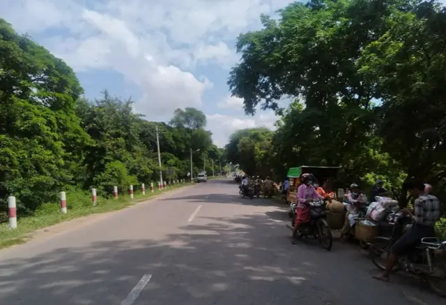 ချင်းတွင်းတံတား ပိတ်ထားလို့ဖြတ်မယ့်သူတွေ စောင့်နေခဲ့ရ