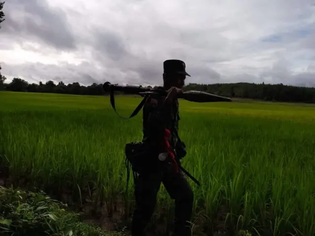 အောက်တိုဘာလ ၆ ရက်တုန်းကလည်း ကေအဲန်ယူ- သထုံခရိုင်အတွင်းမှာ ကရင်အမျိုးသားလွတ်မြောက်ရေးတပ်(KNLA)နဲ့ စစ်ကောင်စီလက်အောက်ခံတပ်တို့ တိုက်ပွဲဖြစ်ခဲ့ပါတယ်။