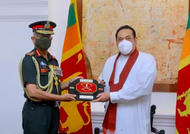 மஹிந்த ராஜபக்ஷ  உடன் நரவனே