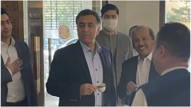 بیست روز بعد از به قدرت رسیدن گروه طالبان، فیض حمید رئیس آی‌اس‌آی، خندان در هتل سرینا در کابل دیده شد