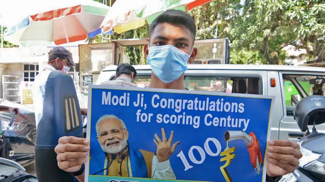 पेट्रोल-डीज़ल की कीमतों में बढ़ोतरी का विरोध करता वामपंथी छात्र संगठन का एक कार्यकर्ता