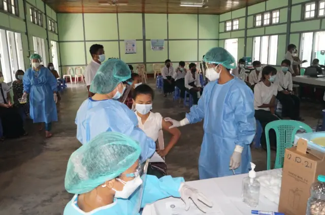 စစ်ကောင်စီက အသက် ၁၂ နှစ်အထက် ကျောင်းသူကျောင်းသားတွေကို ကာကွယ်ဆေးထိုးပေးတဲ့အစီအစဉ်ဟာ အောက်တိုဘာလ ၁၂ ရက်နေ့ကတည်းက စတင်တာဖြစ်ပါတယ်။