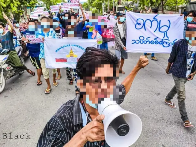 မန္တလေးလူငယ်သပိတ် အရပ်၀တ်တွေရဲ့ပစ်ခတ်ဖြိုခွင်းခံရ