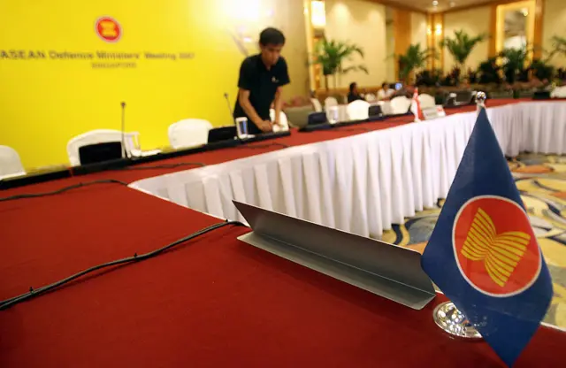 စစ်ကောင်စီဥက္ကဋ္ဌကို ထိပ်သီးဆွေးနွေးပွဲမဖိတ်ဘဲ နိုင်ငံရေးနဲ့မပတ်သက်သူတစ်ဦးကိုသာ တက်ရောက်ခိုင်းမယ့် အာဆီယံဆုံးဖြတ်ချက်ဟာ ရှားရှားပါးပါးဆုံးဖြတ်ချက်တစ်ရပ်လို့ ရှုမြင်ခံထားရပါတယ်။