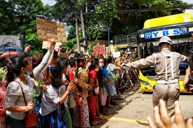 ဒီနေ့အောက်တိုဘာ ၁၉ရက်နေ့က  ရန်ကုန်အင်းစိန်အကျဉ်းထောင်ရှေ့မြင်ကွင်း